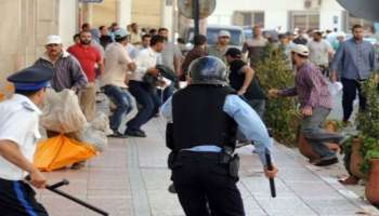 Des policiers poursuivent des manifestants, le 22 mai 2011 à Rabat. © Abdelhak Senna/AFP