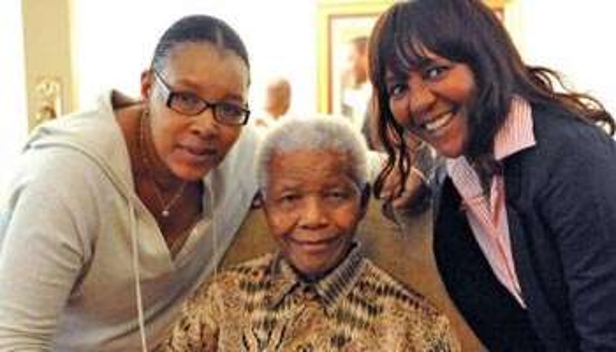 Neslon Mandela entre sa fille Zenani Dlamini et sa petite-fille Ndileka, le 18 mai 2011. © AFP/Peter Morey