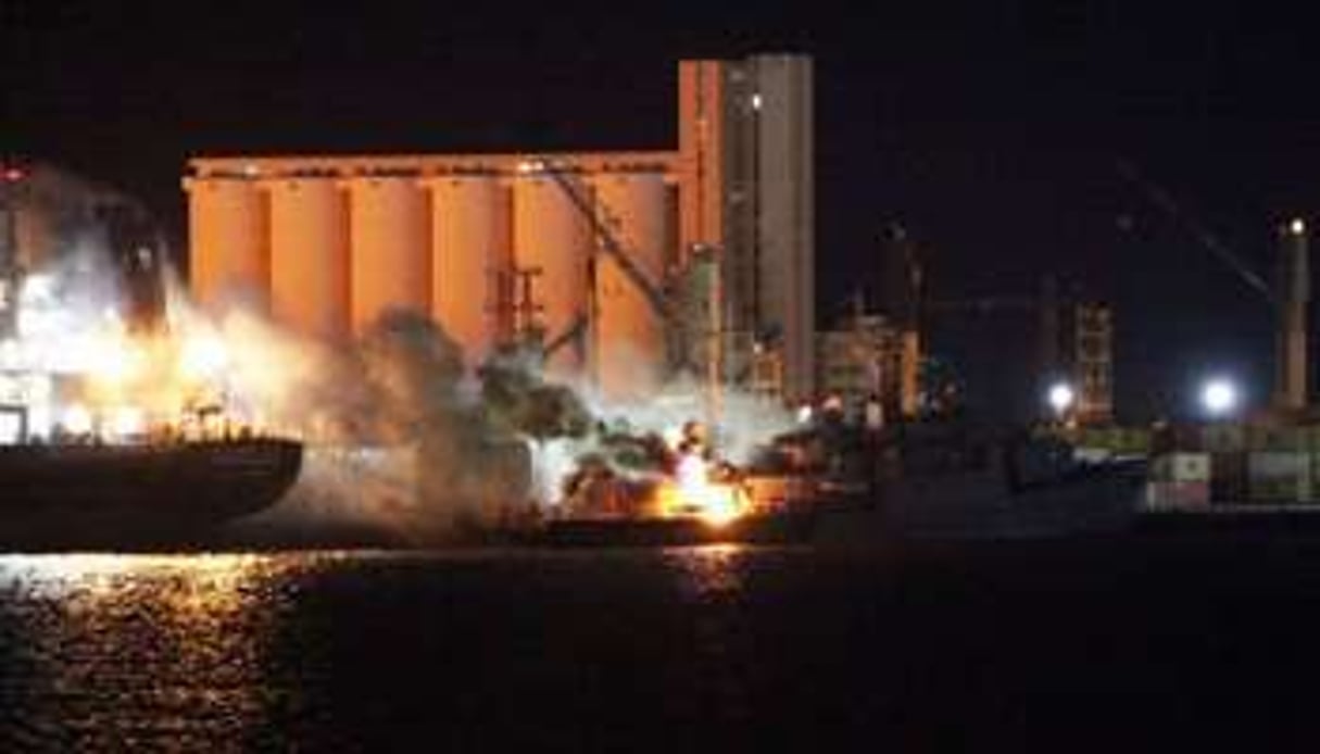 Un bateau touché par des tirs de l’Otan, le 19 mai à Tripoli. © AFP