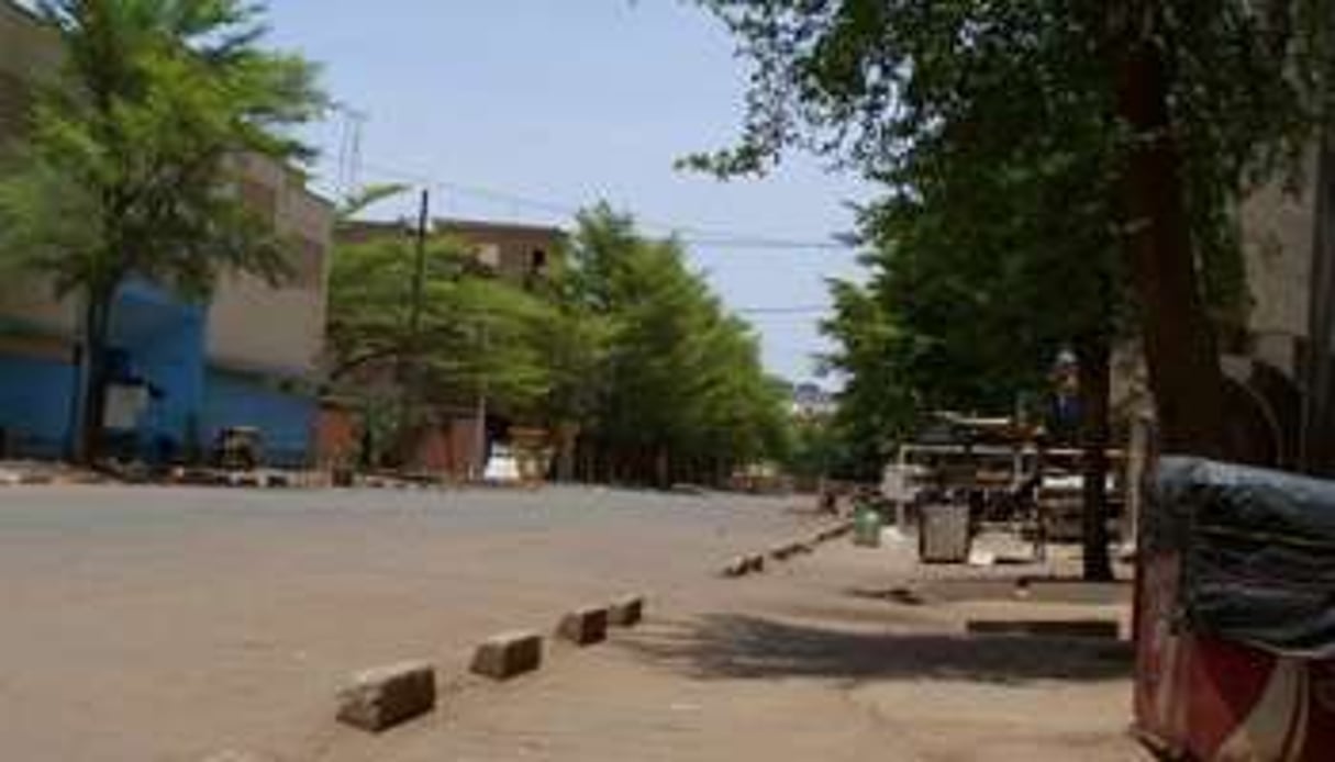 Une rue vide à Ouagadougou près d’un commissariat assiégé par des mutins, le 28 avril. © AFP