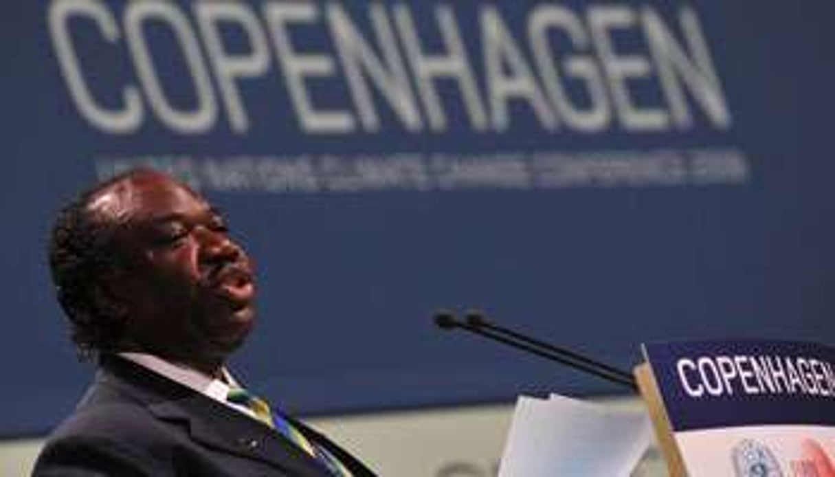 Ali Bongo Ondimba à la tribune au sommet de Copenhague, en décembre 2009. © Attila Kisbenedek/AFP