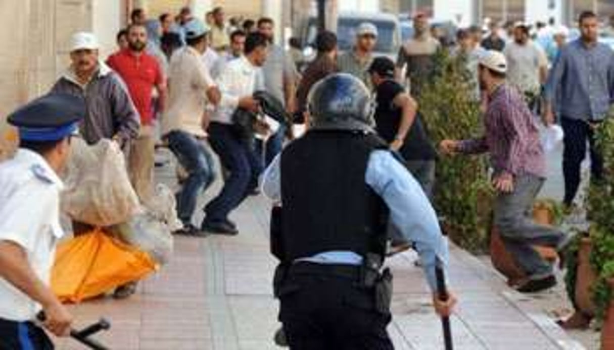 Des policiers poursuivent des manifestants le 22 mai 2011 à Rabat. © AFP