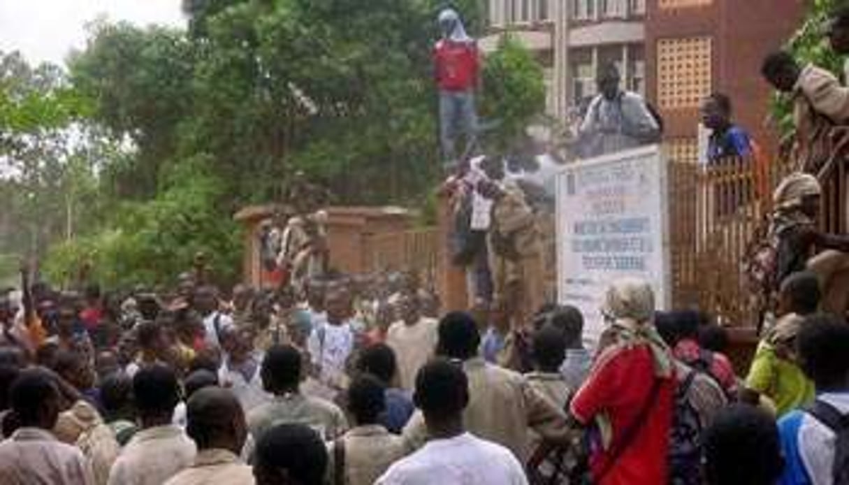 Des étudiants burkinabè manifestent dans les rues de Ouagadougou, le 23 mai 2011. © AFP