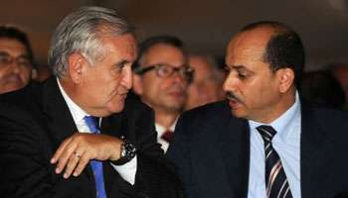 Jean-Pierre Raffarin et Mustapha Benbada, ministre algérien du Commerce, le 30 mai 2011. © Farouk Batiche/AFP