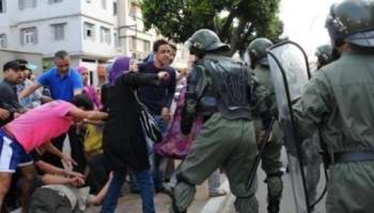 Des policiers marocains dispersent des manifestants, le 29 mai 2011 à Casablanca. © AFP
