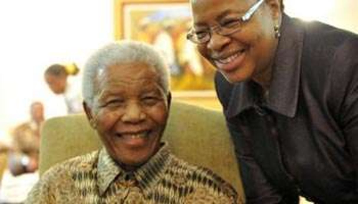 Nelson Mandela et sa femme Graca Machel le 16 mai 2011 à Johannesburg. © AFP