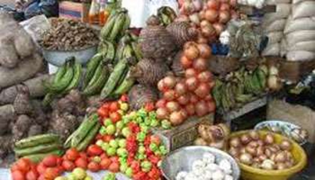 Sur les étals de Libreville, les fruits et légumes, en gande partie importés, restent trop chers. © D.R.