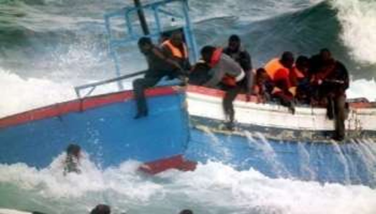 Des migrants libyens secourus près des côtes italiennes, le 13 avril 2011. © AFP