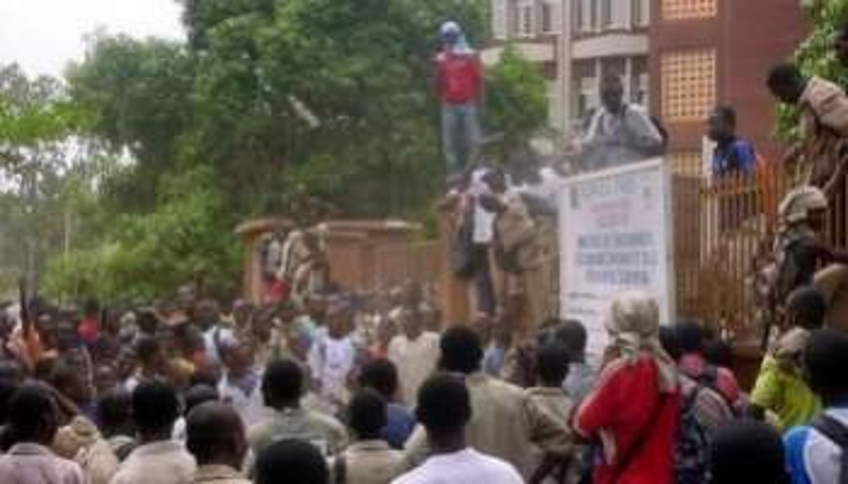 Des étudiants burkinabè manifestent dans les rues de Ouagadougou le 23 mai 2011. © Ahmed Ouoba / AFP / Archives