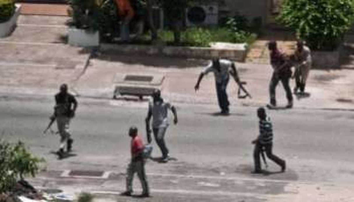 Des hommes des forces pro-Gbagbo patrouillent dans Abidjan, le 1er avril 2011. © AFP