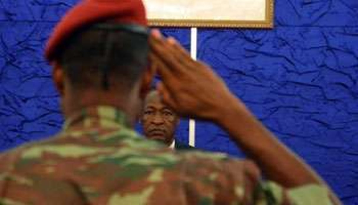 Un soldat salue le président burkinabè, le 1er avril 2011 à Ouagadougou. © AFP