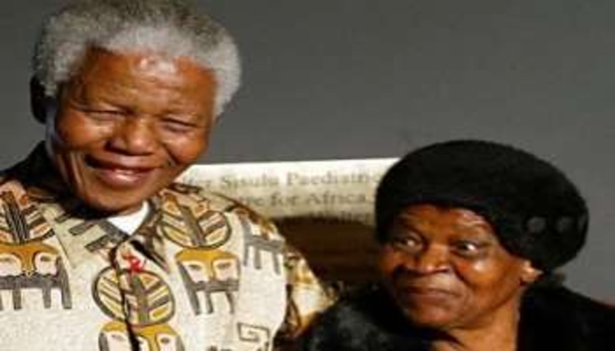 Nelson Mandela et Albertina Sisulu à Johannesburg, en 2003. © AFP