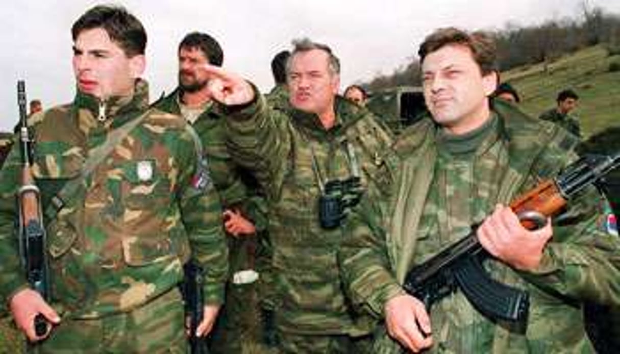 Ratko Mladic (au centre), devra répondre d’accusations de génocide et de crimes contre l’humanité © Emil Vas/AP/ SIPA