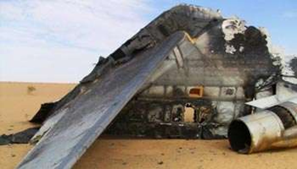 La carcasse d’un Boeing 727 brûlé repose dans le désert à 200 km au nord de Gao, au Mali. © AFP