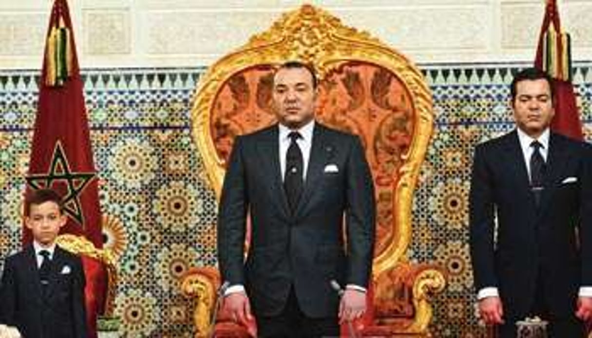 Entouré de son fils et de son frère, Mohammed VI s’est adressé à la nation le 9 mars. © Service Photo PR