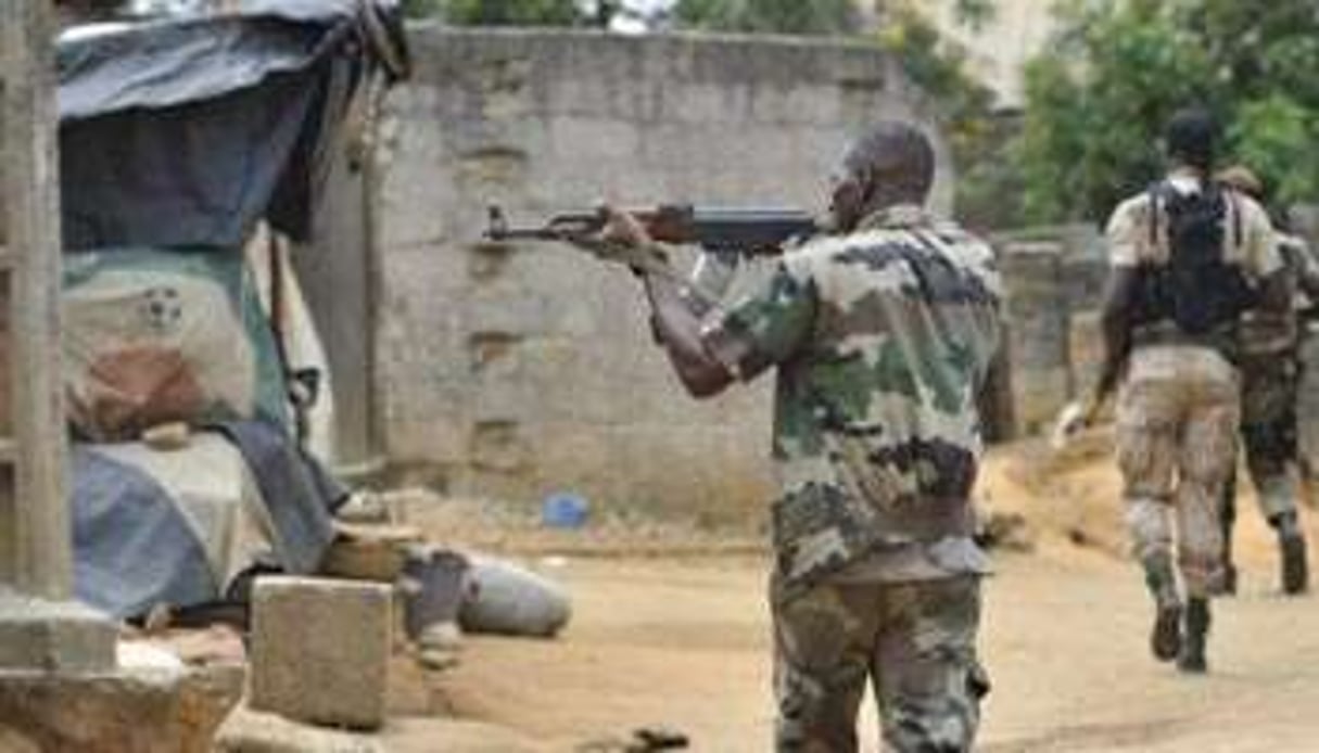 Les Forces républicaines de Côte d’Ivoire attaquent un groupe pro-Gbagbo, le 27 avril. © AFP