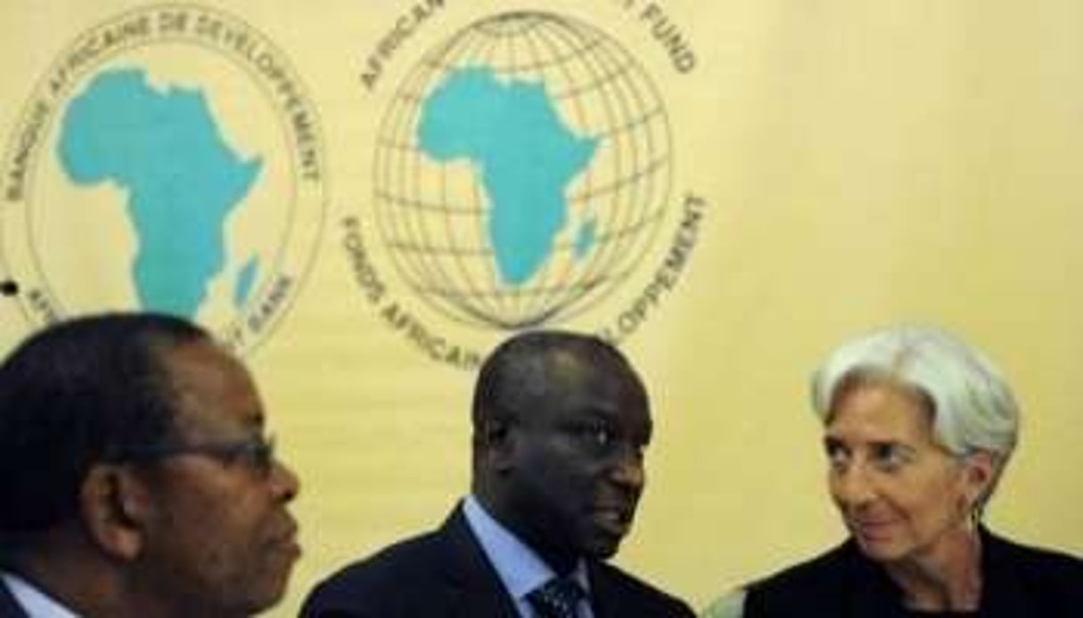 Mme Lagarde avec ses homologues MM. Diop (Sénégal, centre) et Thahane (Lesotho), le 10 juin 2011. © AFP