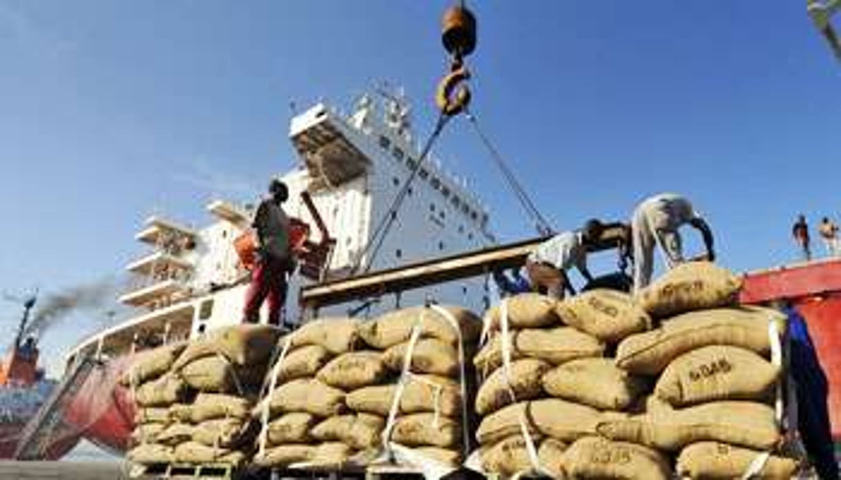 L’État a pu prélever 120 milliards de F CFA, en partie grâce aux exportations de cacao. © Sia Kambou/AFP