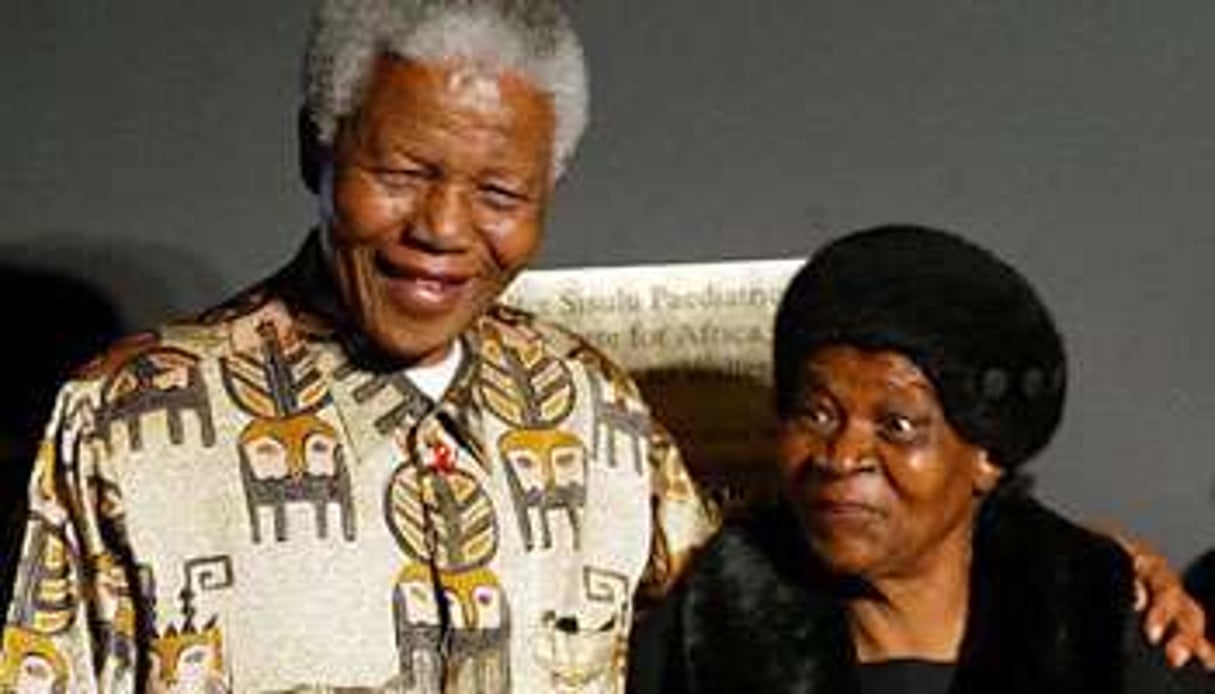 Nelson Mandela avec Albertina Sisulu en 2003. © Archive/AFP