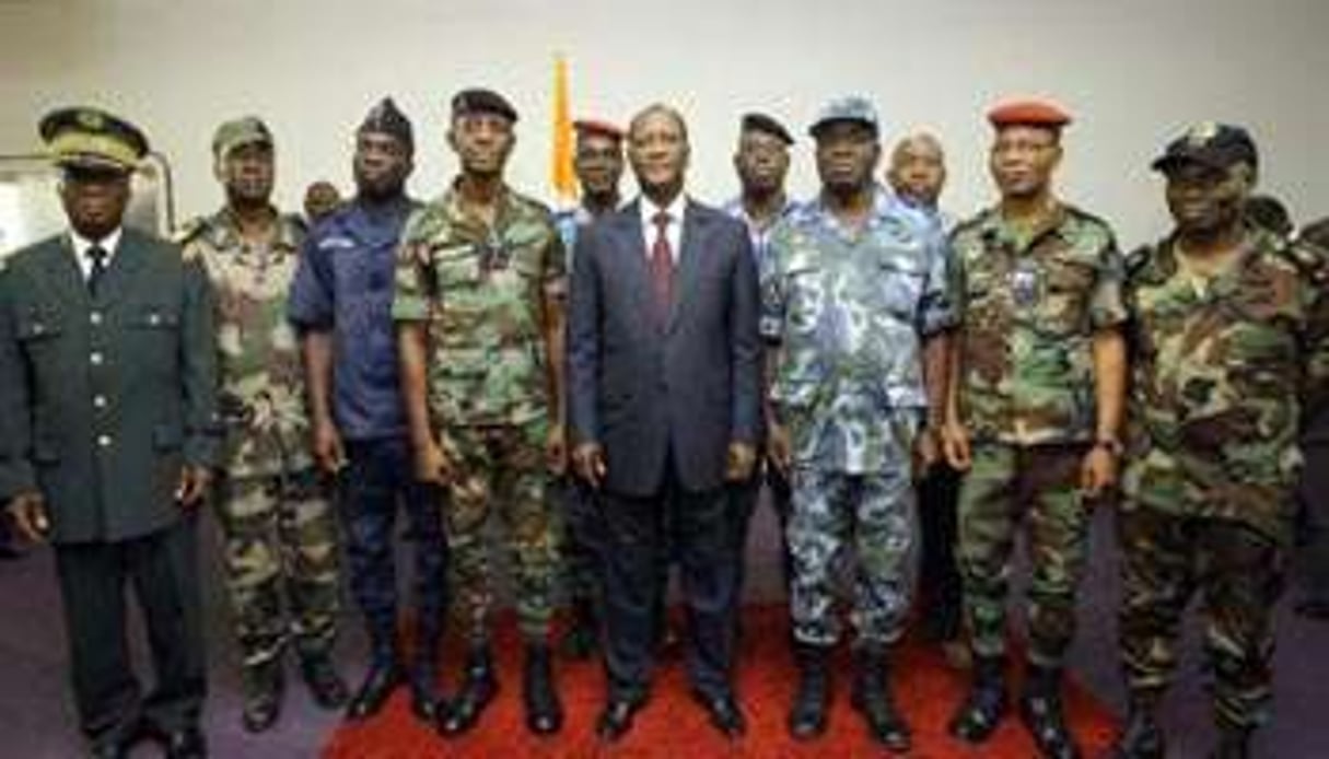 Le président Ouattara avec les gradés qui ont fait allégeance, le 12 avril. © AFP