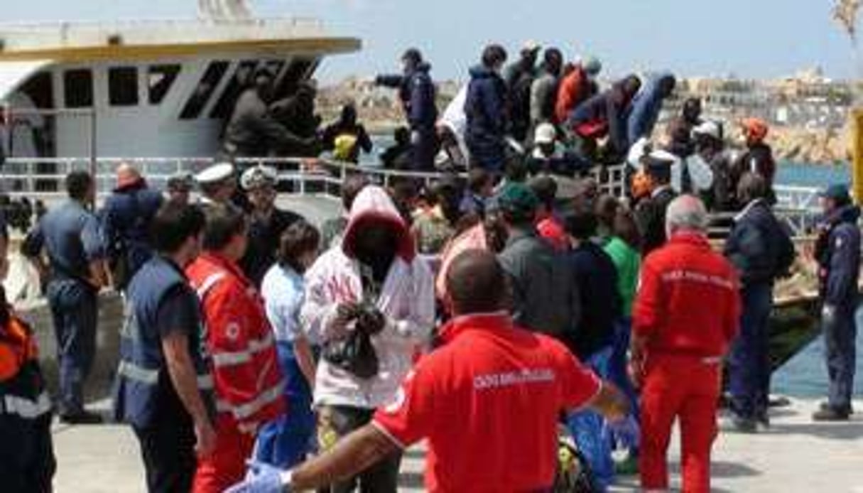 Des immigrants libyens débarquent sur l’île italienne de Lampedusa, le 19 avril 2011. © AFP