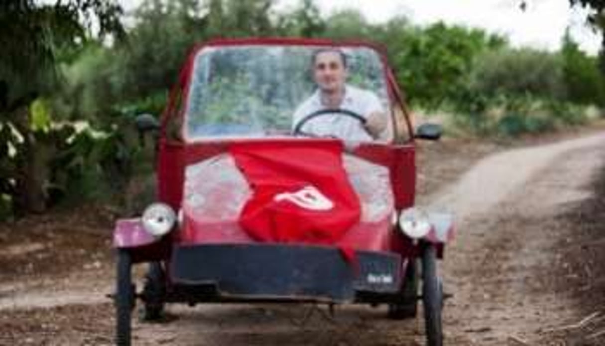 Hichem Mandhour au volant de son invention. © Nicolas Fauqué/imagesdetunisie.com