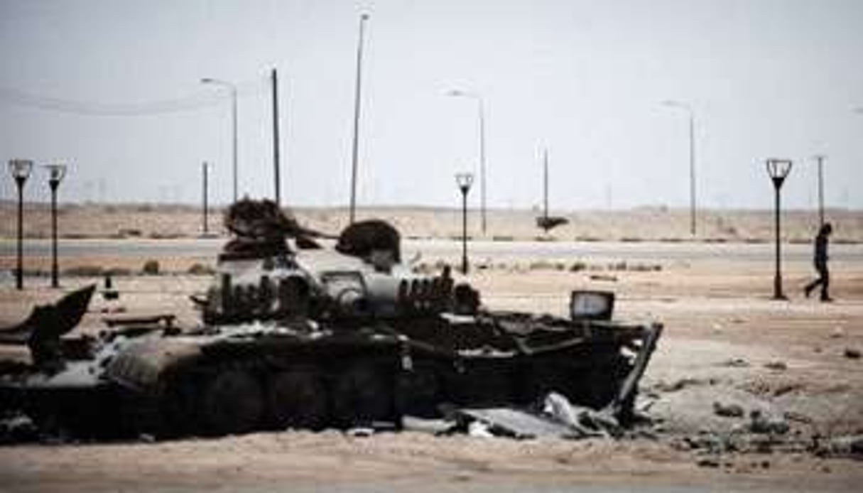 Un tank détruit à Ajdabiya, le 11 juin dernier. © AFP