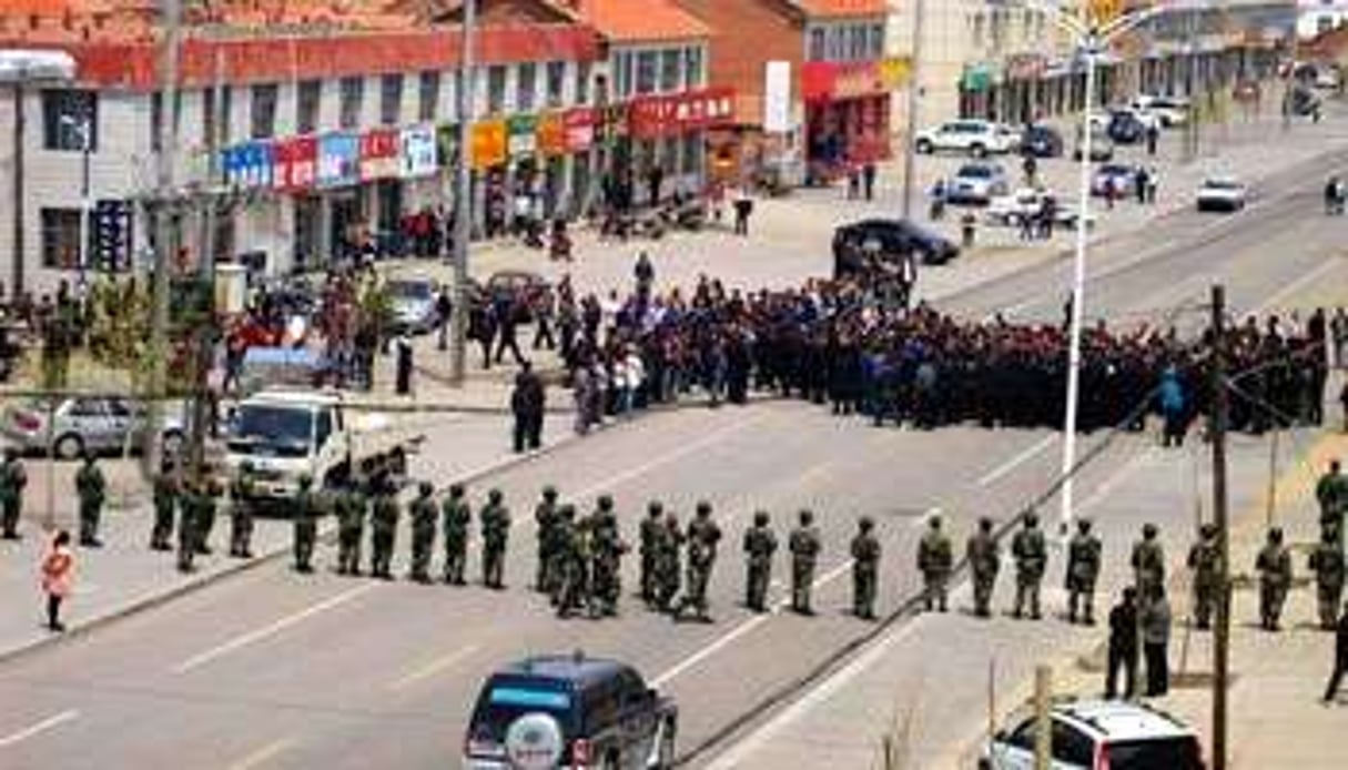 Manifestants mongols face aux forces de sécurité, le 23 mai, dans la ville de Xilinhot. © AP Photo