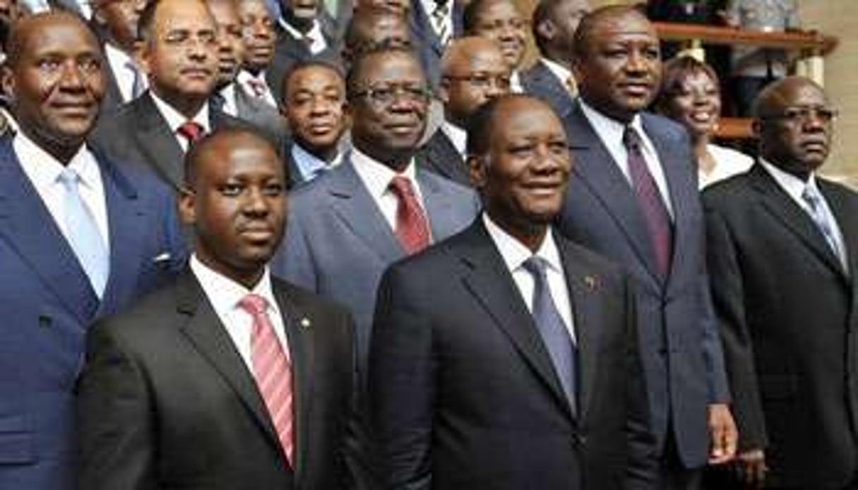 Alassane Ouattara (au centre) et son gouvernement le 3 juin 2011 à Abidjan. © Sia Kambo/AFP