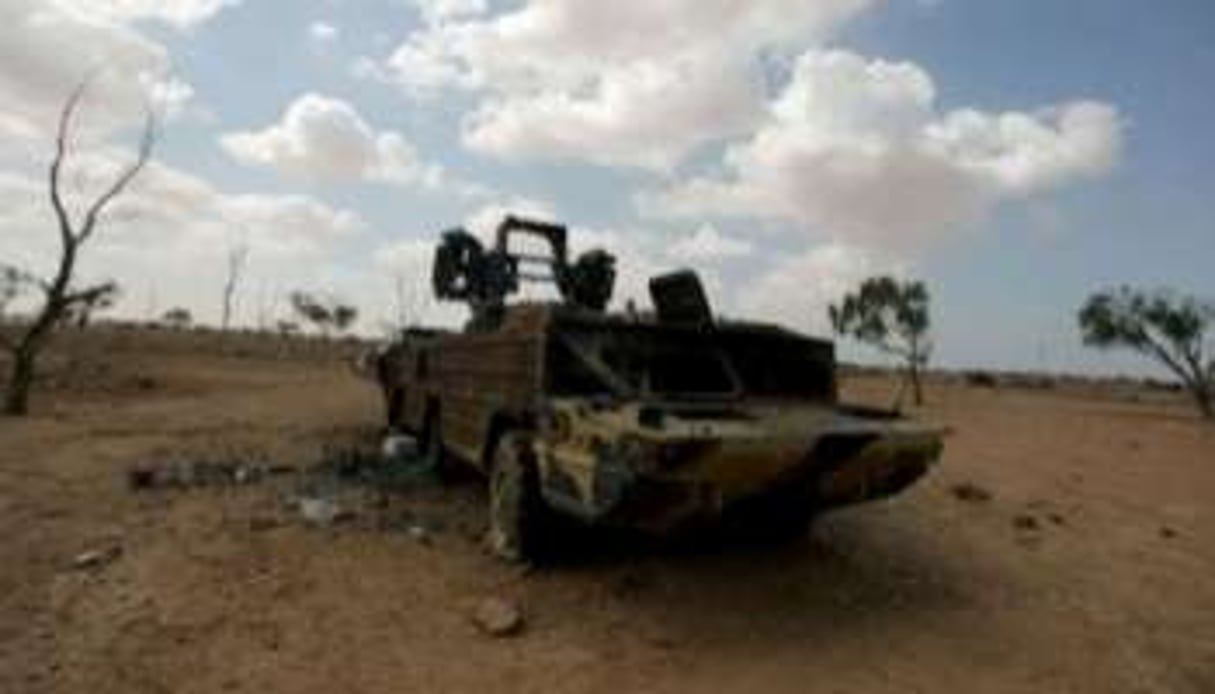 L’épave d’un véhicule de l’armée libyenne, le 26 juin 2011 à Al-Wayfiyah. © AFP
