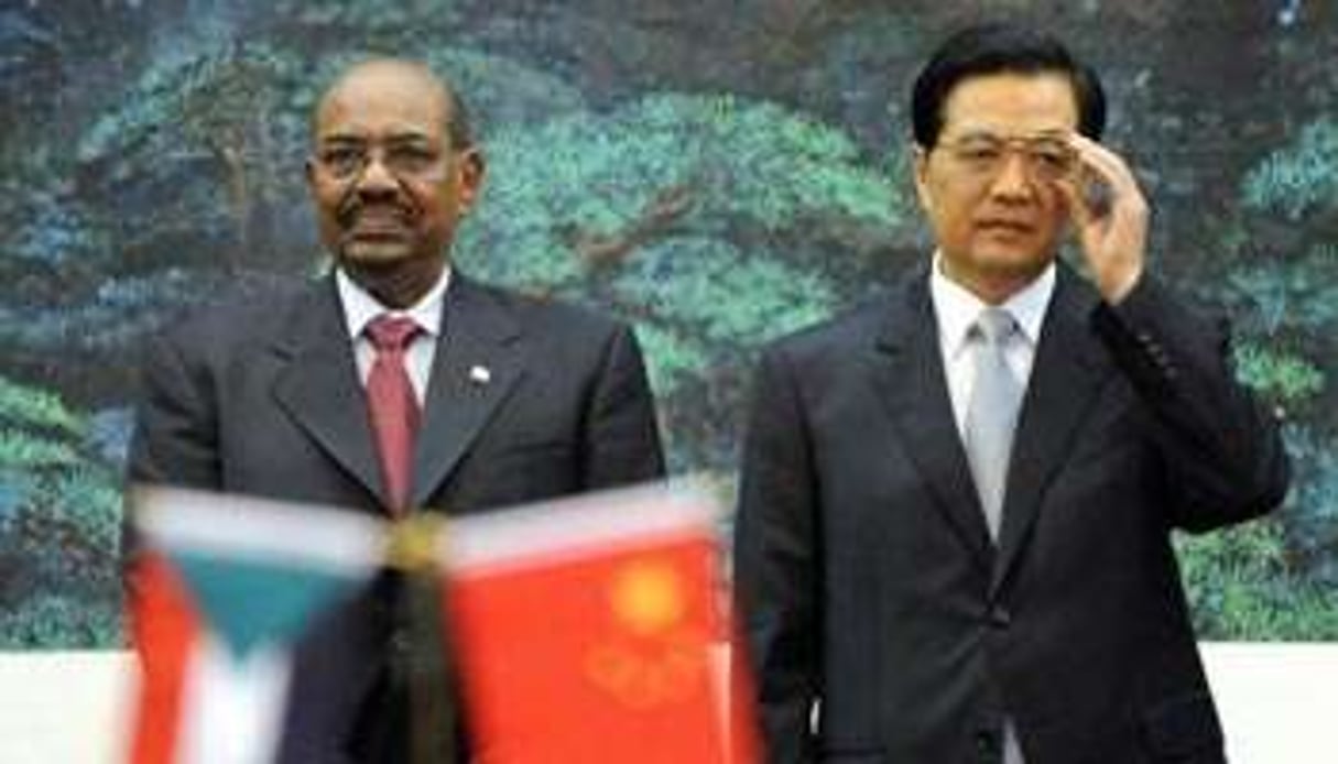 Le président chinois Hu Jintao et son homologue soudanais Omar el-Béchir, le 29 juin à Pékin. © AFP