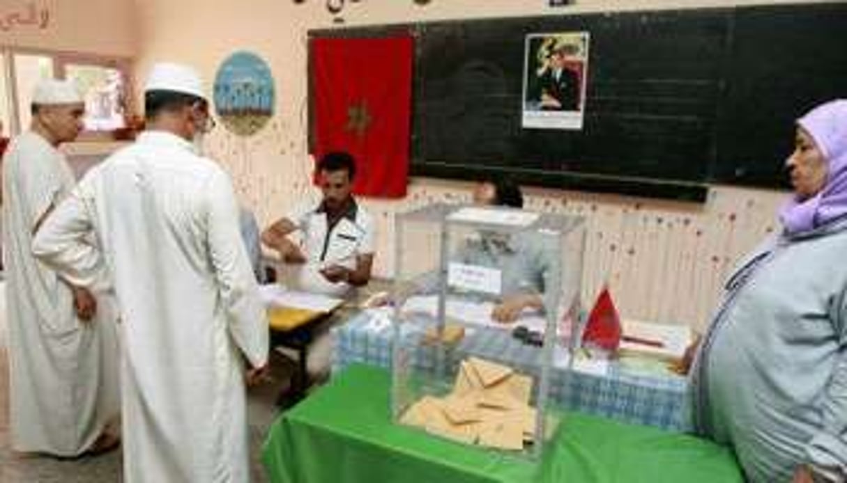 Dans un bureau de vote de Casablanca, le 1er juillet. © Reuters