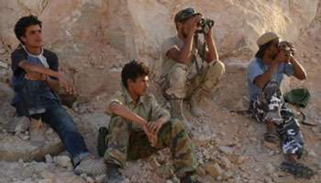 Des rebelles libyens sur le front ouest, à Bi al-Ghanam, à 50 km de Tripoli, le 1er juillet 2011. © AFP