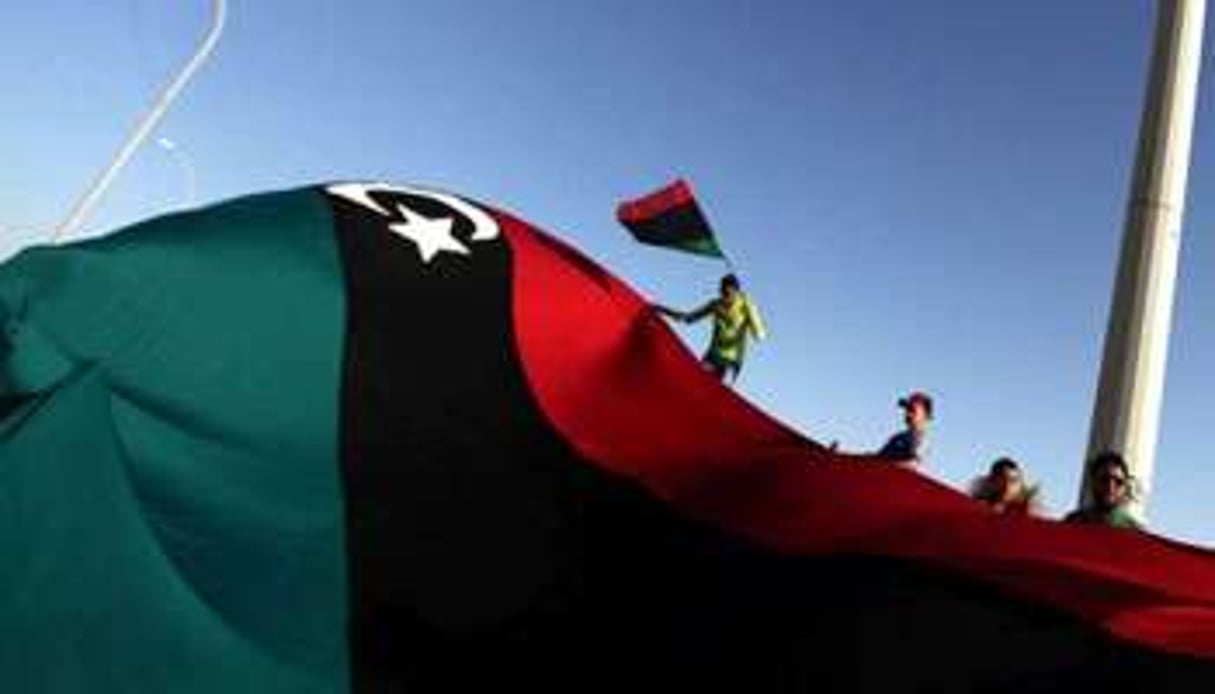 Un drapeau géant des rebelles libyens, le 1er juillet 2011 à Benghazi. © AFP