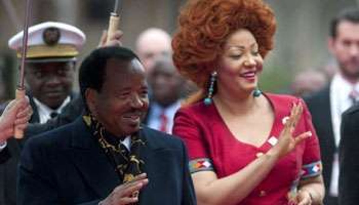 Le président Paul Biya (ici avec son épouse) est la cible de la colère du RJC. © AFP
