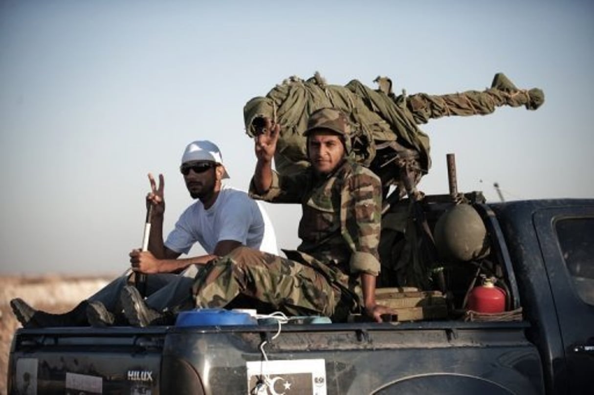 Libye: la France, critiquée, renonce aux parachutages d’armes aux rebelles © AFP