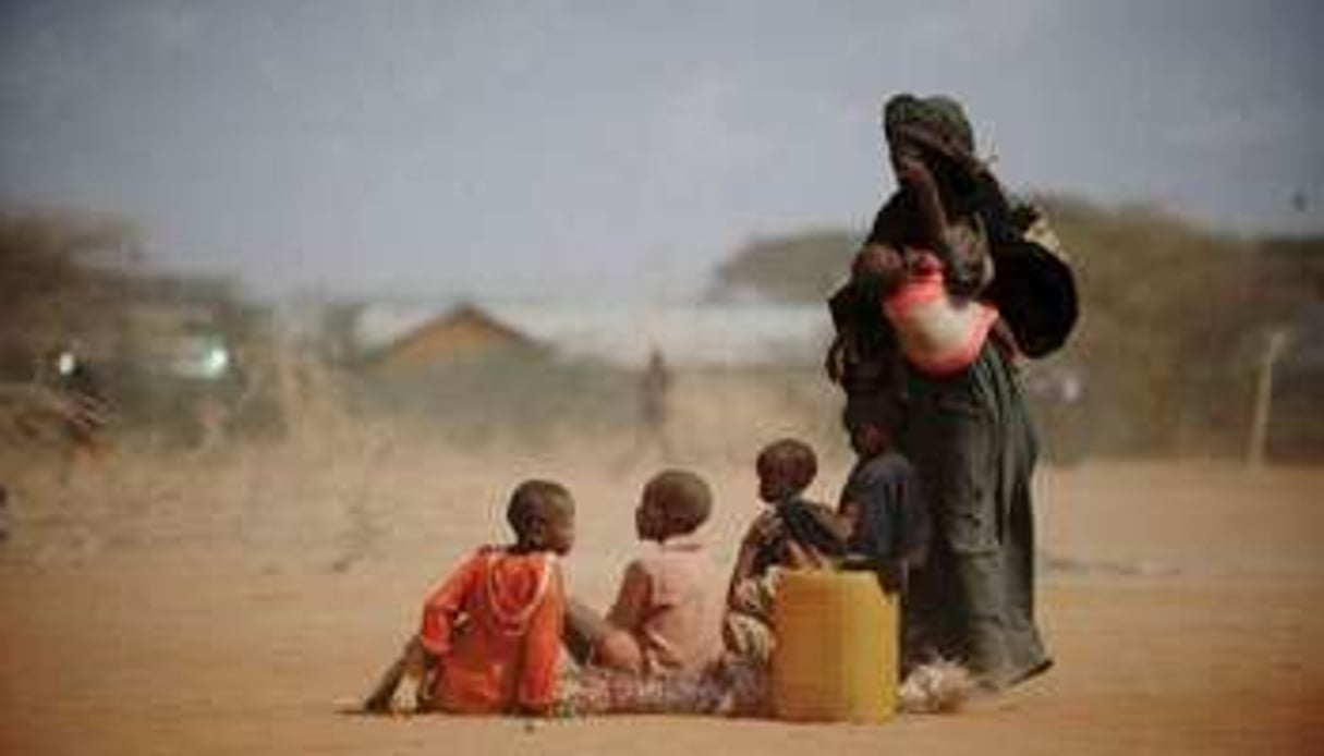 Une femme et ses enfants au camp de réfugiés de Dadaab, le 5 juillet 2011 au Kenya. © AFP