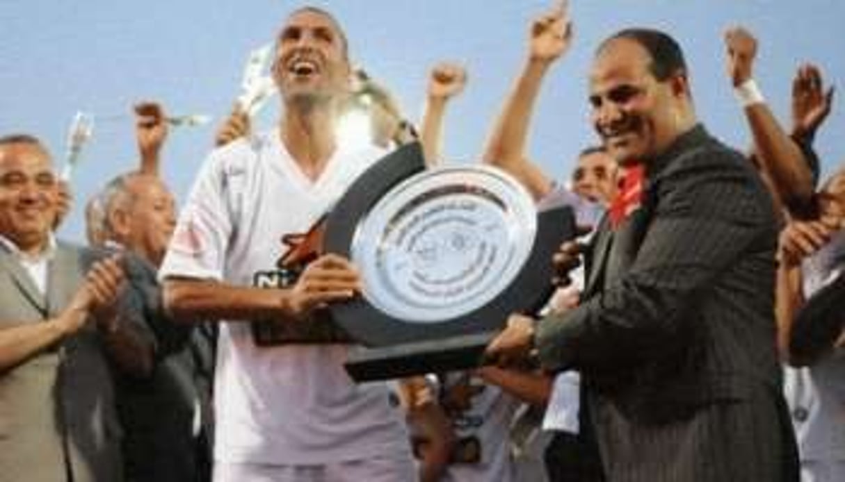 Medouar (à d.) et les joueurs de l’ASO Chlef sacrés champions d’Algérie, le 21 juin dernier. © D.R.