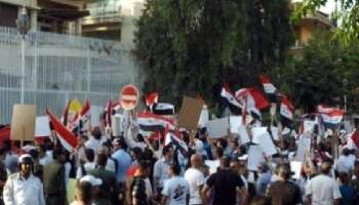 Manifestation pro-gouvernementale devant l’ambassade américaine à Damas le 8 juillet 2011. © AFP