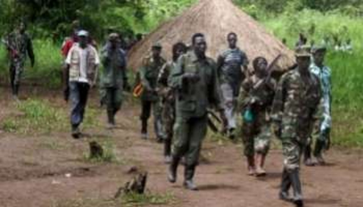 Des combattants de la LRA, venus d’Ouganda, se rassemblent en septembre 2006 au Soudan. © AFP