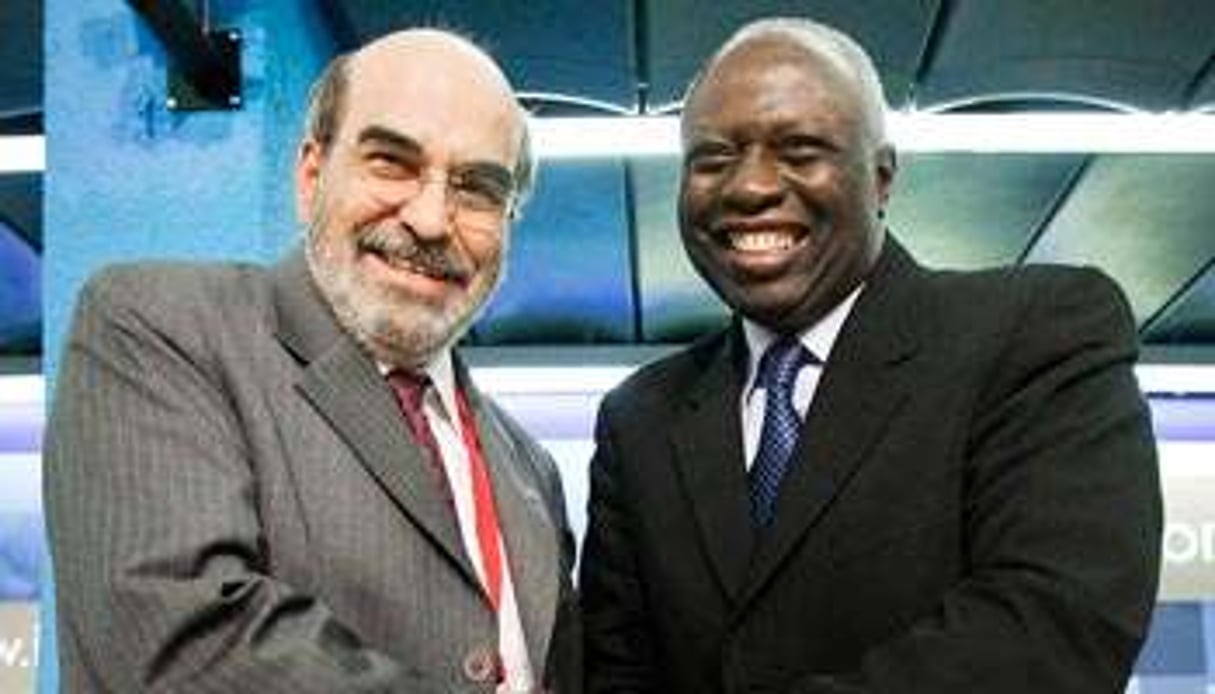 Le nouveau directeur général et son prédécesseur, le Sénégalais Jacques Diouf. © Ho New/Reuters