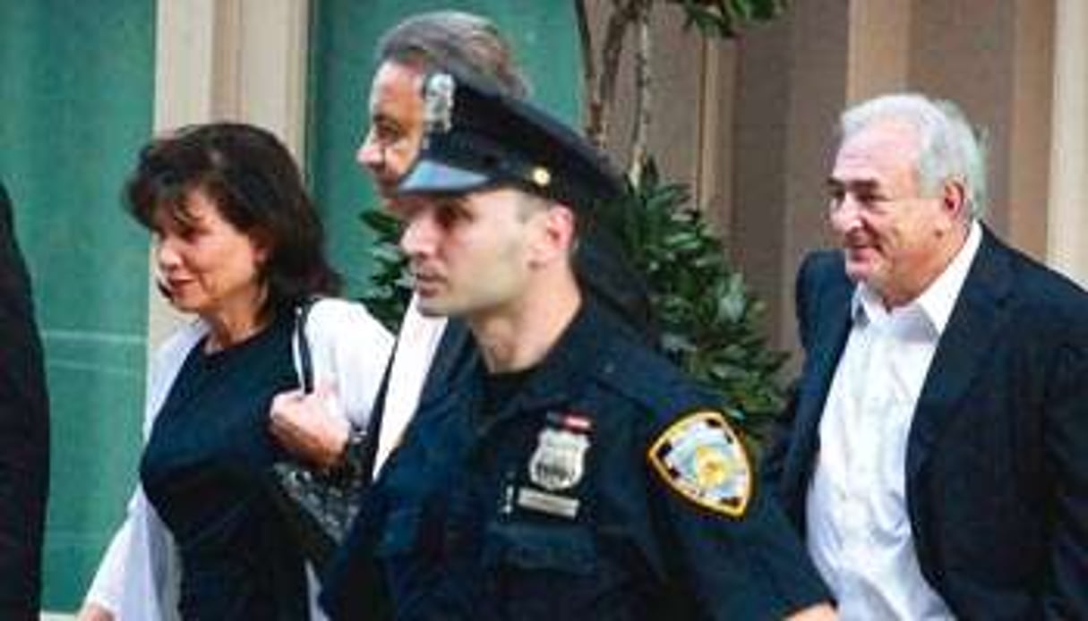 Dominique Strauss-Kahn quittant sa résidence new-yorkaise avec Anne Sinclair, le 1er juillet. © Siegel/Sipa