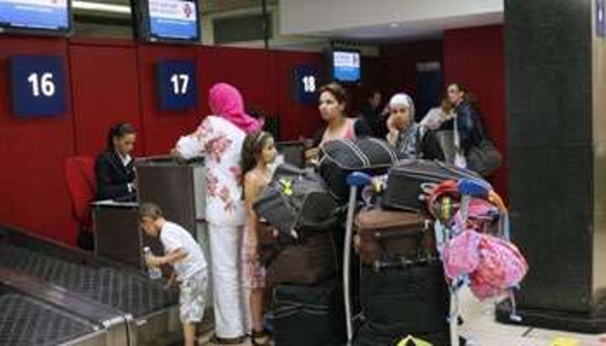 Des passagers d’Air Algérie sont bloqués à l’aéroport d’Orly, à Paris, le 14 juillet 2011. © AFP