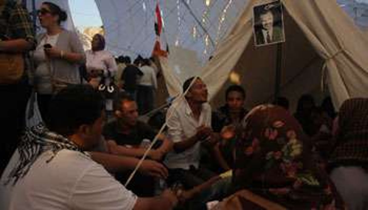 Place Tahrir, les discussions s’animent au pied des tentes. © Ir7al.info