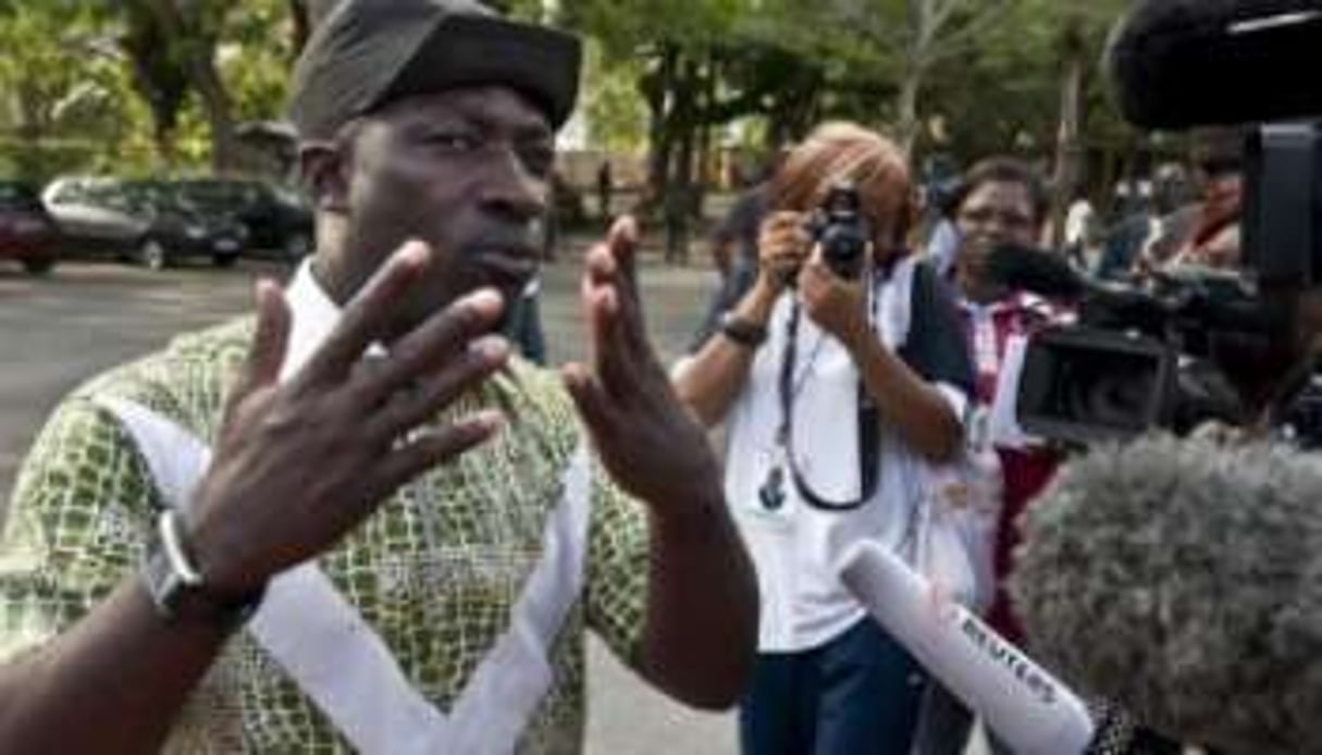 Charles Blé Goudé répond à la presse le 26 mars 2011 à Abidjan. © AFP