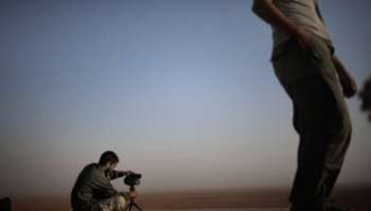 Des rebelles libyens dans le désert à Twama, dans l’Ouest de la Libye, le 15 juillet 2011. © AFP