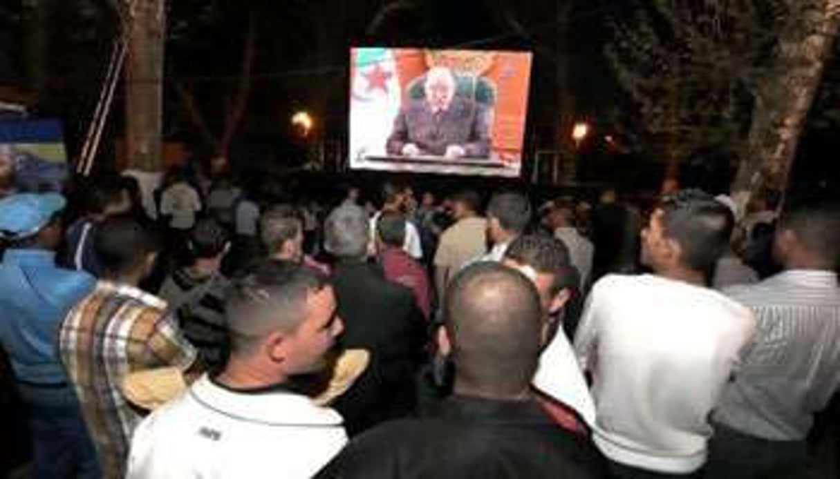 le président promet à la foule des réformes, à Tlemcen, le 15 avril. © Farouk Batiche/AFP