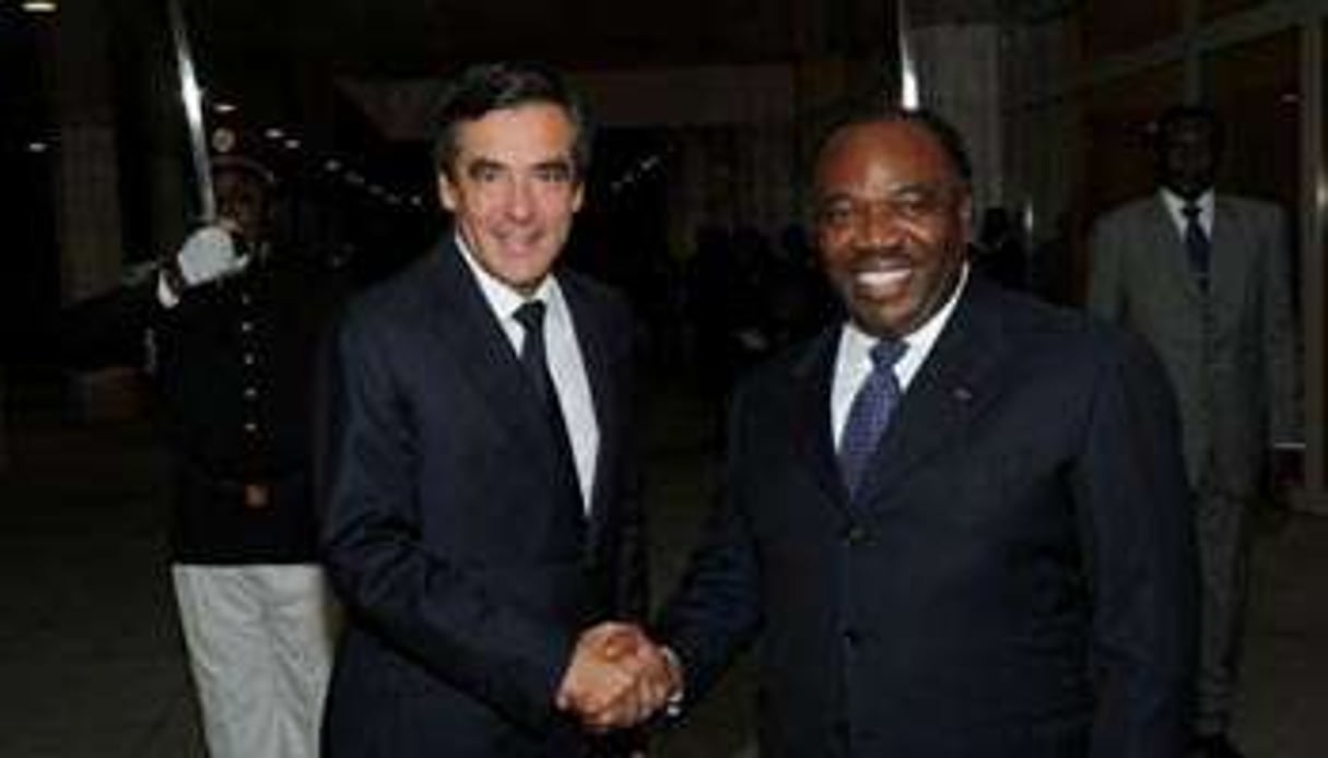 Le Premier ministre français François Fillon et le président gabonais Ali Bongo à Libreville. © AFP