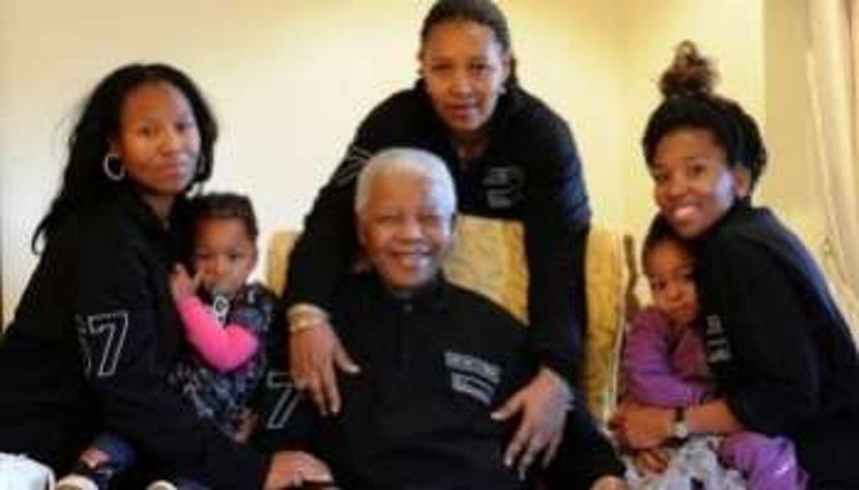 Mandela entouré par sa famille, à la veille de son 93e anniversaire, le 17 juillet 2011 à Qunu. © AFP