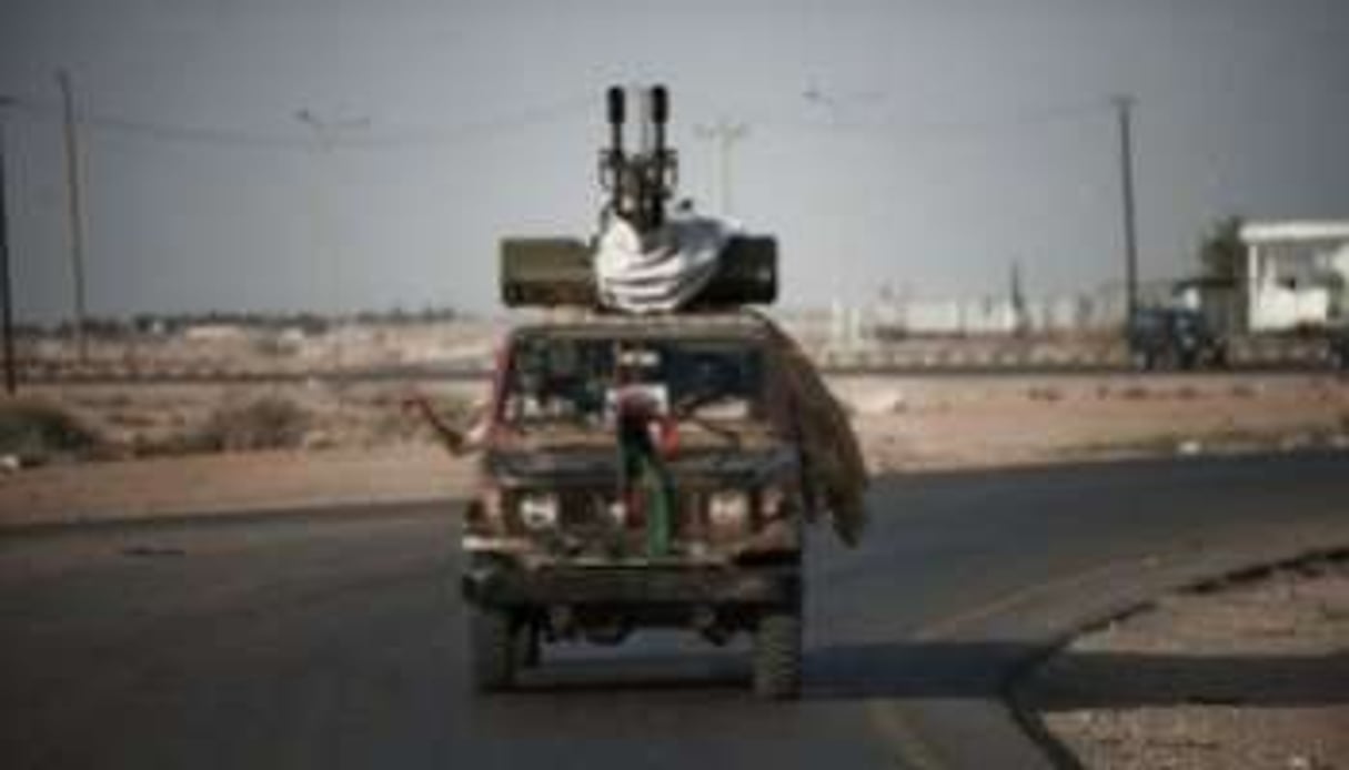 Des rebelles libyens en route pour Brega, le 18 juillet 2011 à Ajdabiya. © AFP